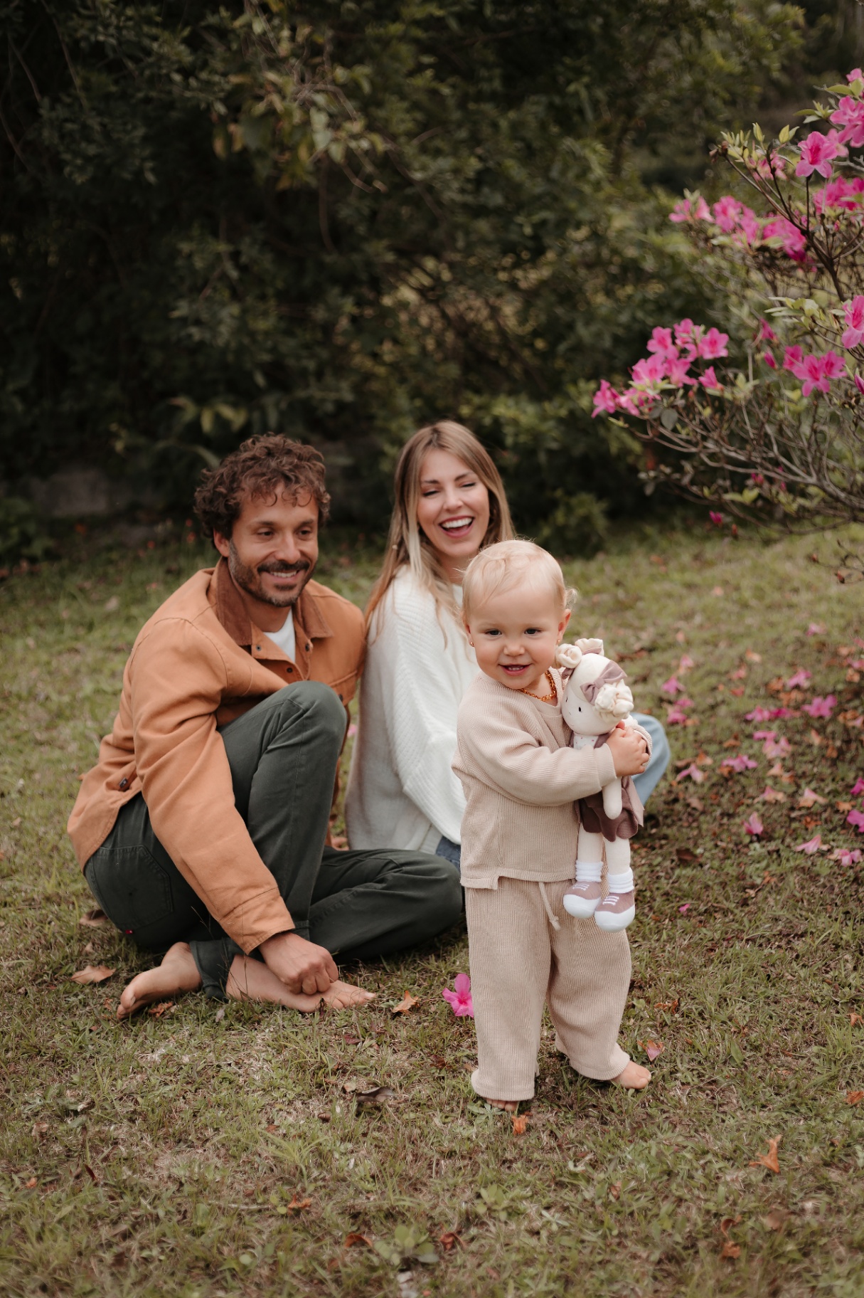 Família com criança em jardim florido