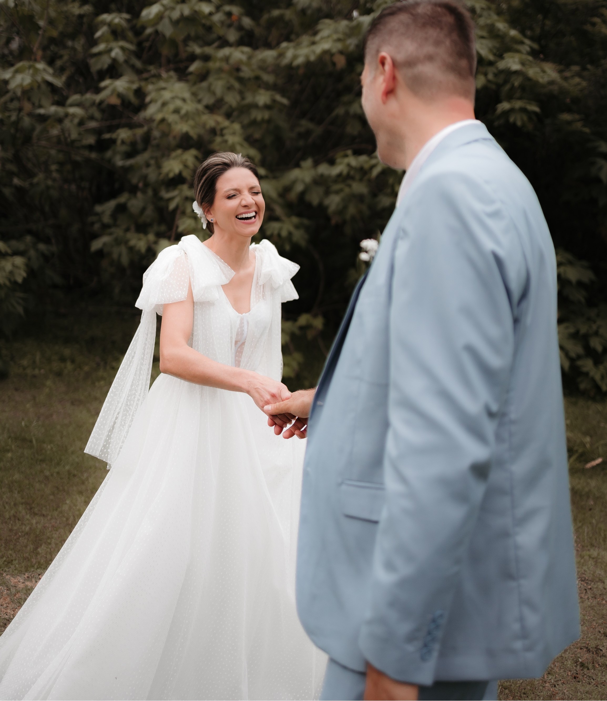 Casal rindo durante o casamento