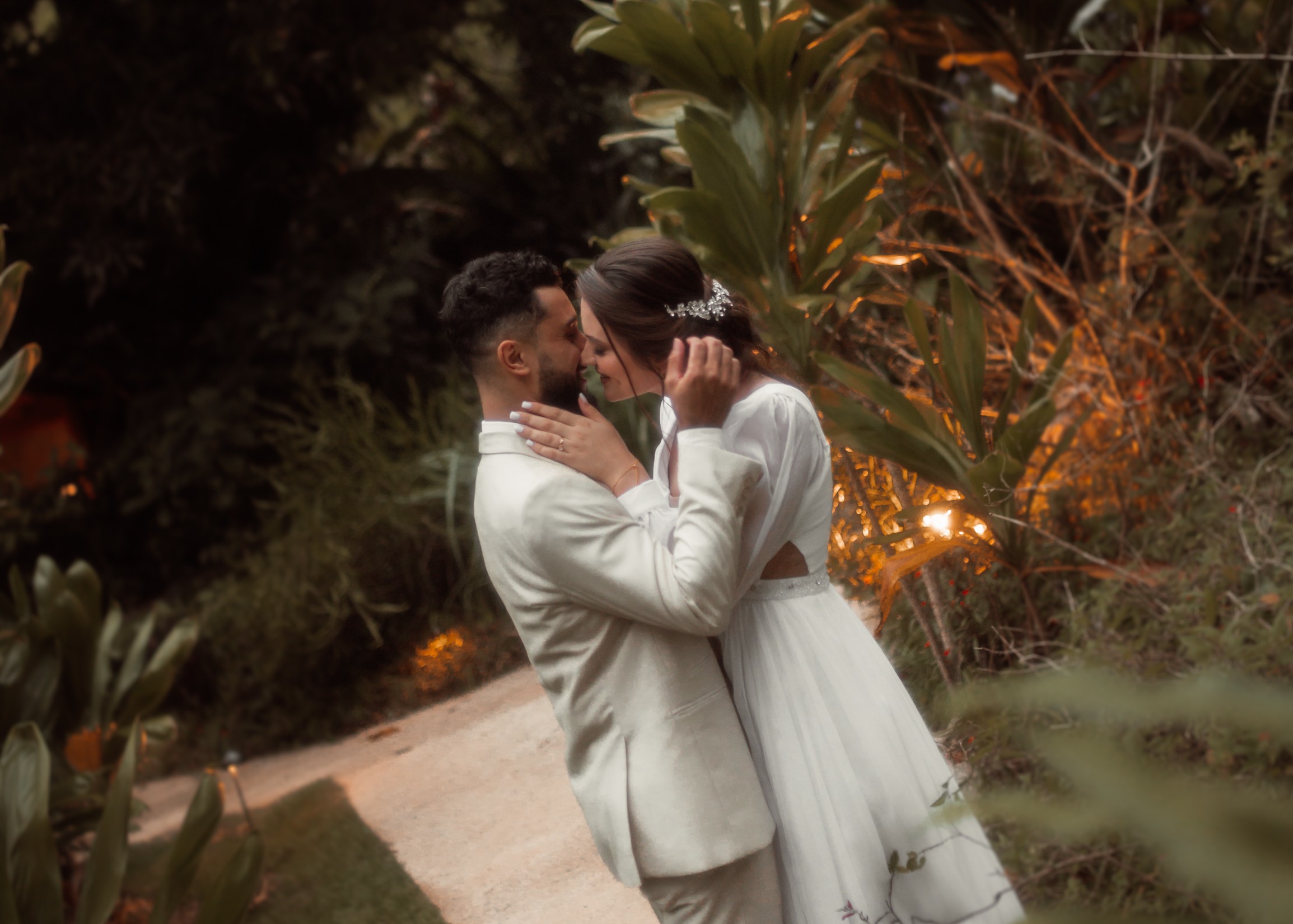 Casal em cerimônia de casamento