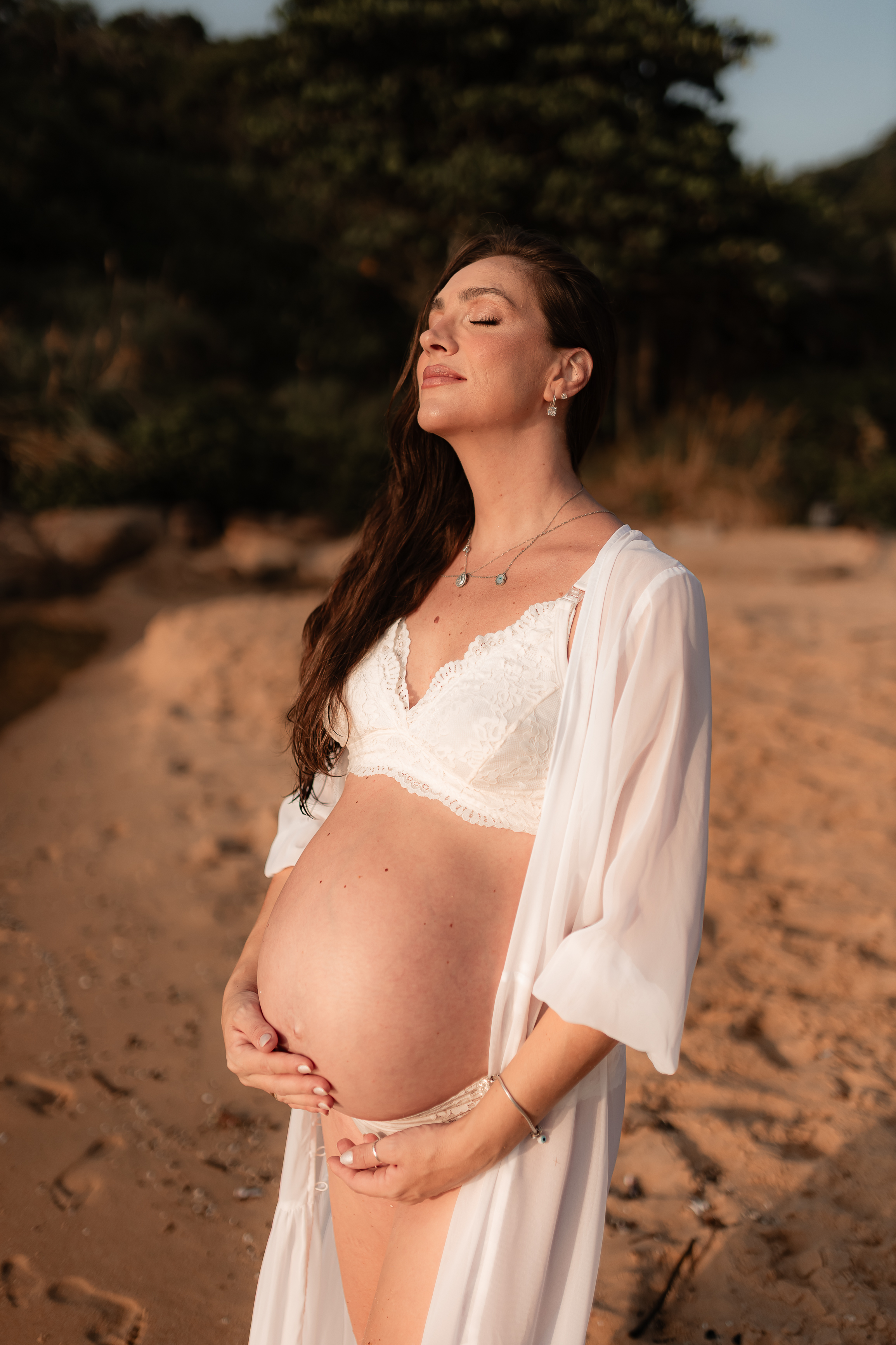 Gestante acariciando a barriga
