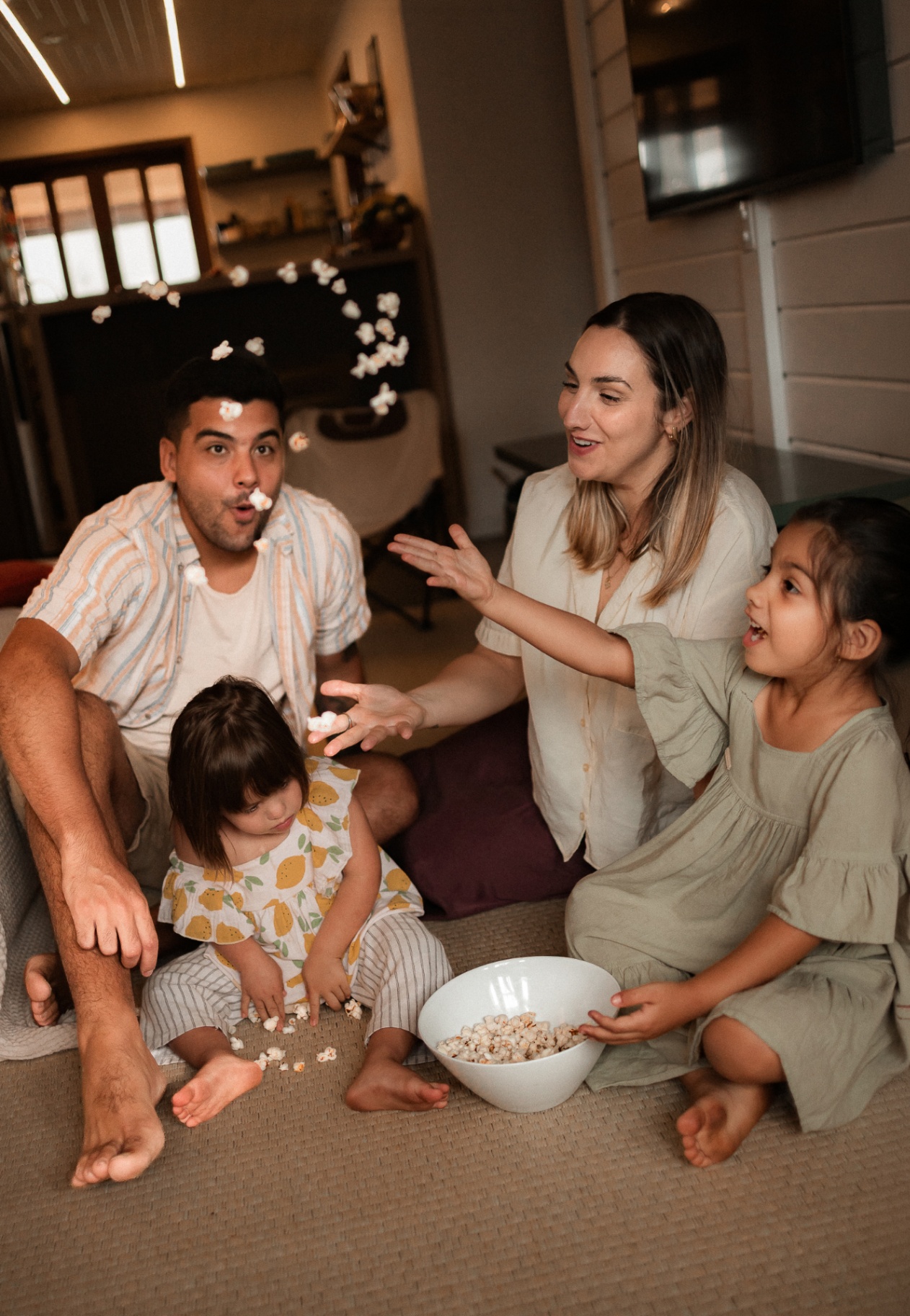 Família brincando com pipoca