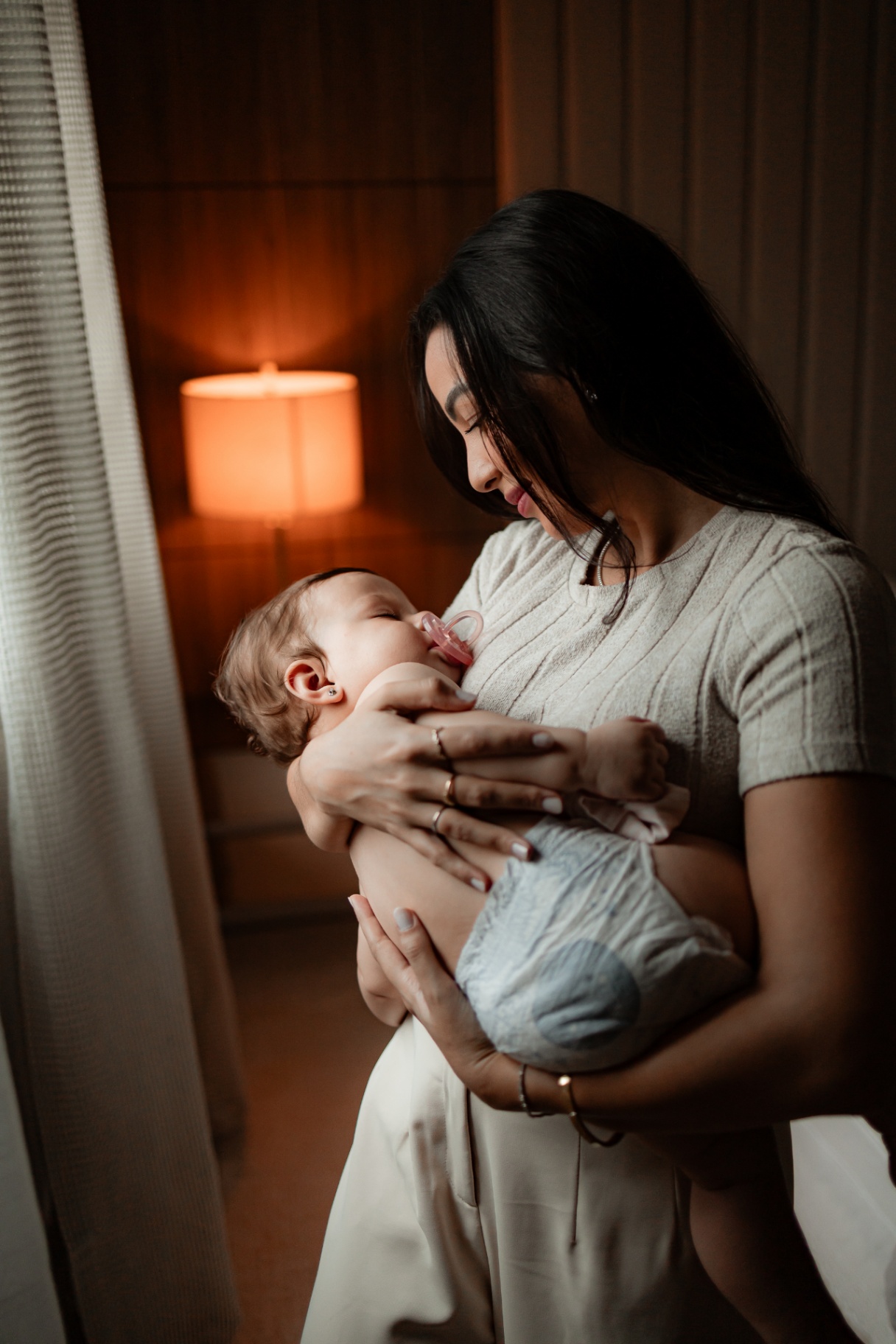 Mãe embalando bebê recém-nascido