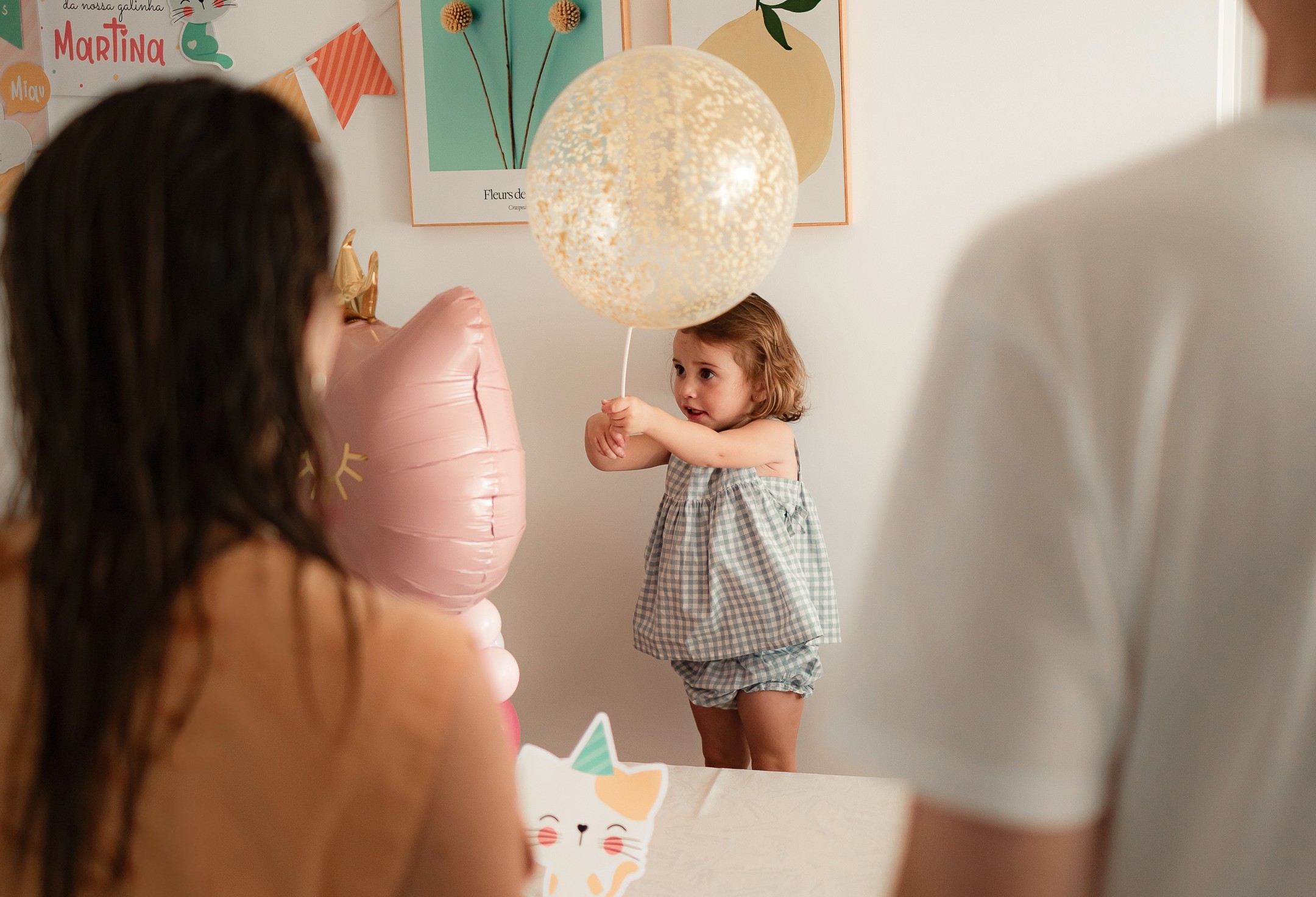 Festa infantil com criança e bolo